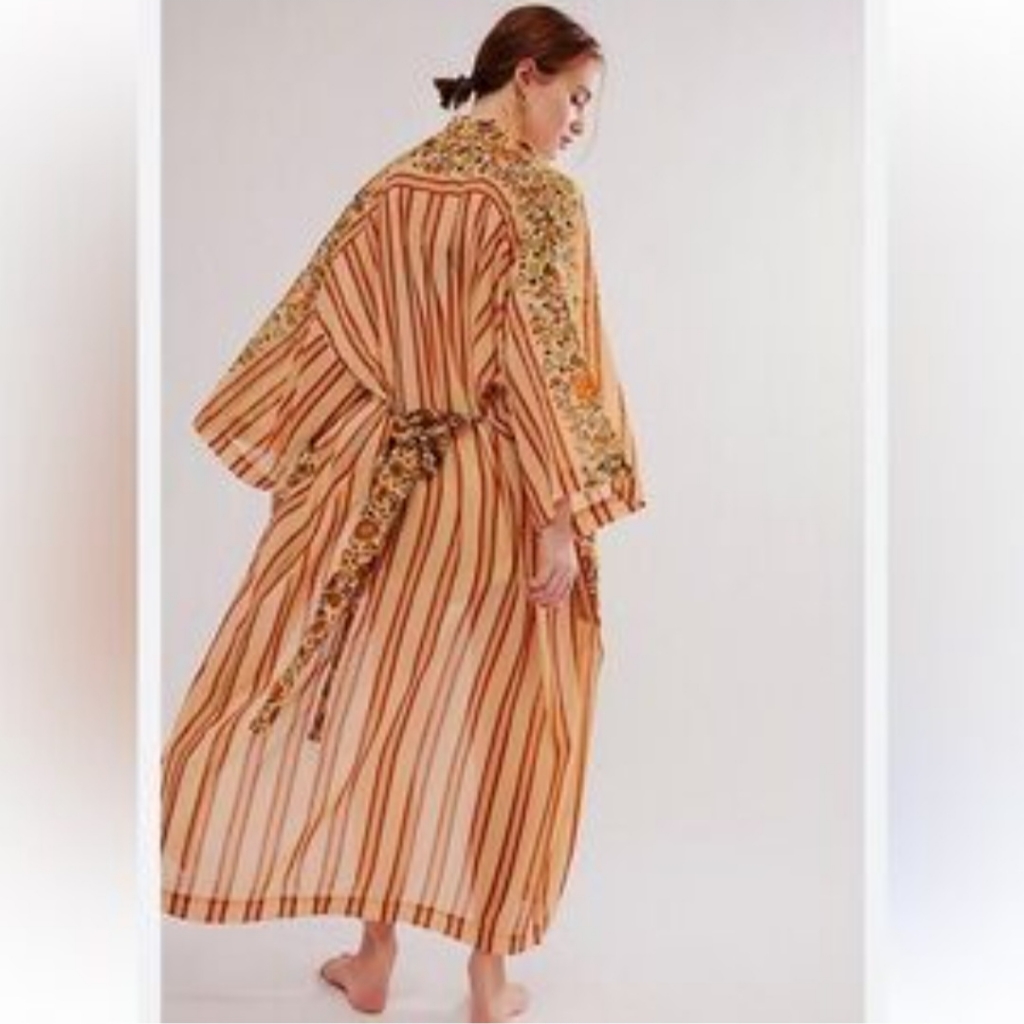 Spell Impala Lily Robe Exclusive To Free People. Size M/L Nwt